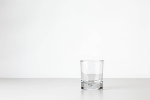 whisky glass on white - Фото, зображення