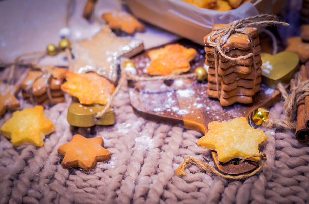 Cookies μελόψωμο και ζάχαρη αστέρια σε πλεκτό φόντο - Φωτογραφία, εικόνα