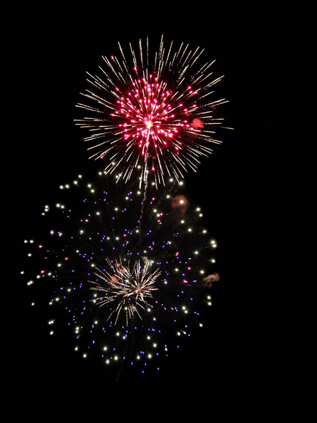 Fuegos artificiales de colores brillantes aislado fondo negro. fuegos artificiales de celebración de Año Nuevo
. - Foto, imagen