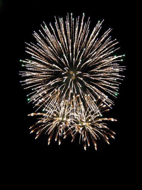 Яскраво барвистий феєрверк ізольований чорний фон. Новорічні святкування феєрверки
. - Фото, зображення