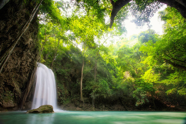 Cascata di Erawan, Parco Nazionale di Erawan a Kanchanaburi, Thailandia
 - Foto, immagini