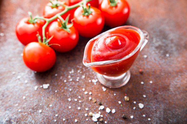Salsa de salsa de tomate con ajo, especias y hierbas
  - Foto, Imagen