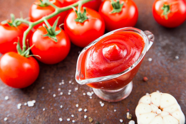 Sauce ketchup tomate à l'ail, épices et herbes
  - Photo, image