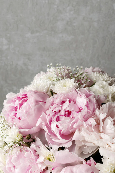 Floral arrangement with pink peonies - Valokuva, kuva