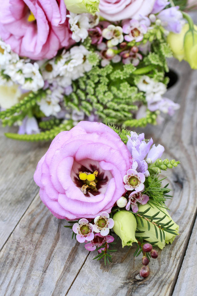 Wedding boutonniere with pink eustoma and chamelaucium flowers. - Φωτογραφία, εικόνα