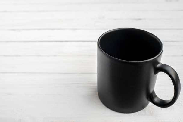 tazza di caffè nero Sul pavimento in legno
. - Foto, immagini