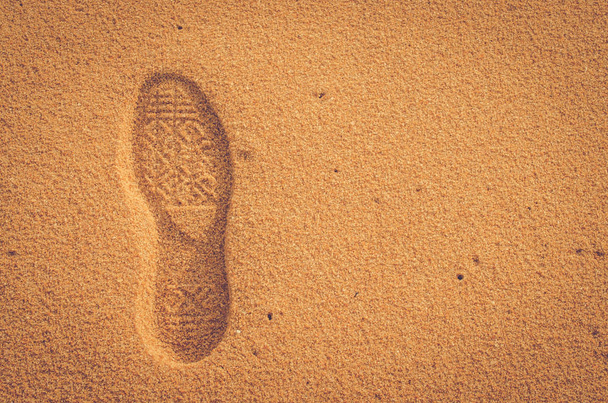 Copiar el espacio de zapatos de huella en la playa de arena
.  - Foto, Imagen