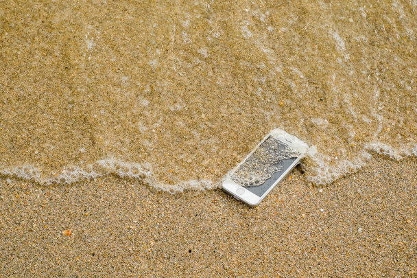 Έξυπνο τηλέφωνο που χάσατε έπεσε εξαφανιστεί στην παραλία - Φωτογραφία, εικόνα
