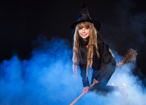 Menina de chapéu de bruxa voando em vassoura
. - Foto, Imagem