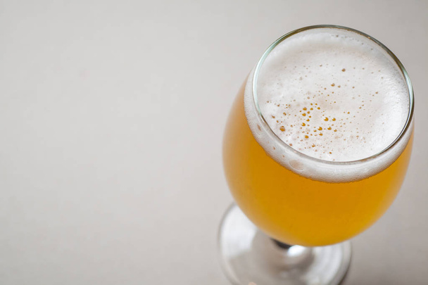 Ελαφριά μπίρα σε γκρι - Φωτογραφία, εικόνα
