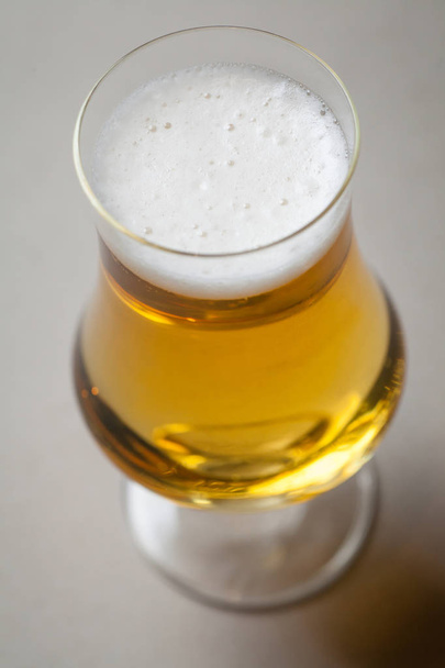 Светлое пиво на сером
 - Фото, изображение