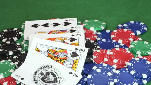 Kart do pokera rzucony na stos żetonów w kasynie - Materiał filmowy, wideo