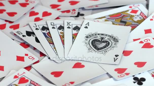 Πέντε μπαστούνια στο σωρό από χαρτιά του πόκερ - Πλάνα, βίντεο