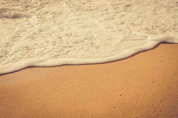 滑らかな波サンセット ビーチと砂のテクスチャ背景のコピー スペース.  - 写真・画像