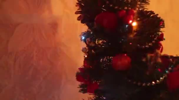 όμορφο μικρό λαμπερό χριστουγεννιάτικο δέντρο - Πλάνα, βίντεο