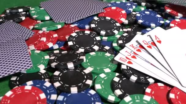 Pokerkaarten op hoop van chips - Video