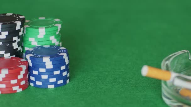 チップ、カード、ポーカー テーブルの上の灰皿 - 映像、動画