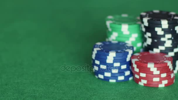 Hrací karty jsou vyvolány vedle kasinové žetony - Záběry, video
