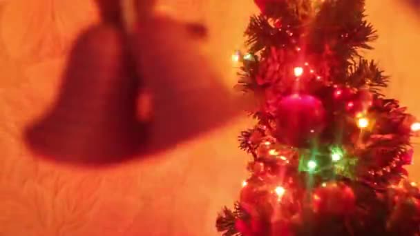 Noel ve yeni yıl dekorasyon. Bulanık Bokeh tatil arka plan. Garland yanıp sönüyor. Pırıltı Noel ağacı ışıkları. - Video, Çekim