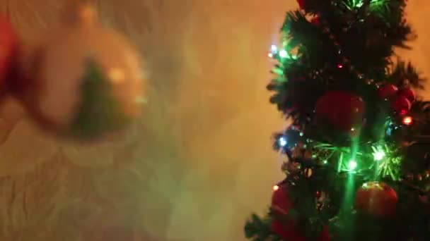 Noel ve yeni yıl dekorasyon. Bulanık Bokeh tatil arka plan. Garland yanıp sönüyor. Pırıltı Noel ağacı ışıkları. - Video, Çekim
