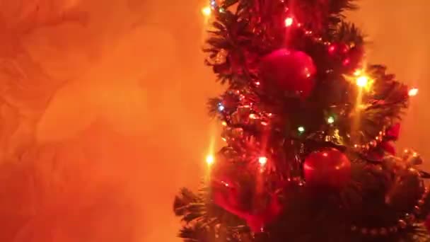 όμορφο μικρό λαμπερό χριστουγεννιάτικο δέντρο - Πλάνα, βίντεο