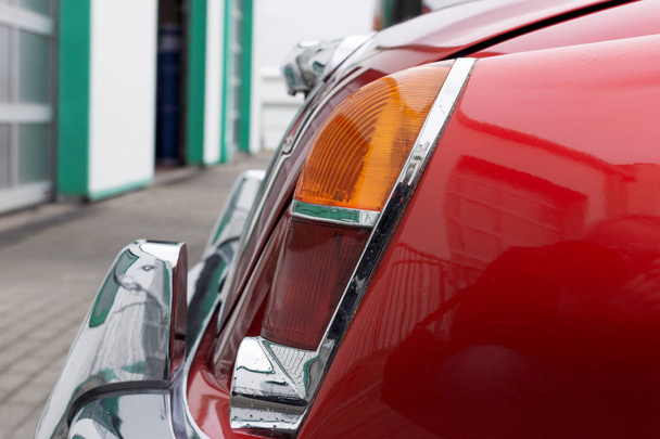 Close-up van rode retro auto achtergrondverlichting - Foto, afbeelding