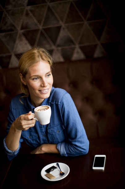 güzel bir kadın Café - Fotoğraf, Görsel