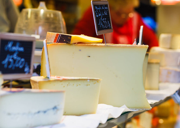 verschiedene leckere Käsesorten vom französischen Markt - Foto, Bild
