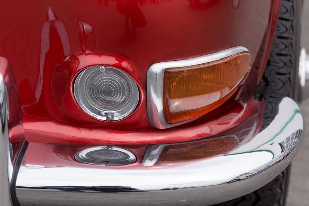 Fechar as luzes da cabeça do carro velho vermelho
 - Foto, Imagem