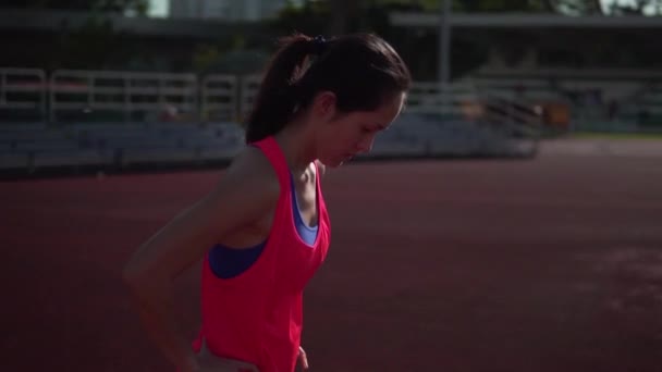 Asiático chino mujer atleta calentamiento en cámara lenta
 - Metraje, vídeo