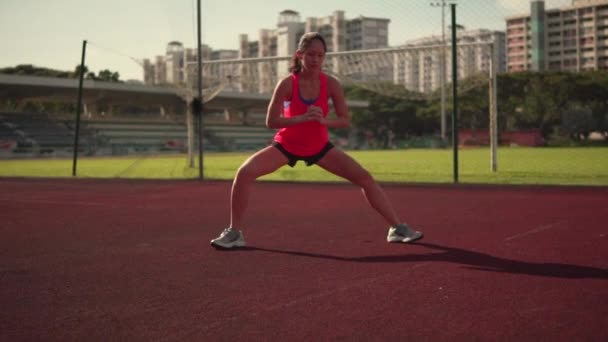 Asijská Čínská atletka zahřívání v pomalém pohybu - Záběry, video