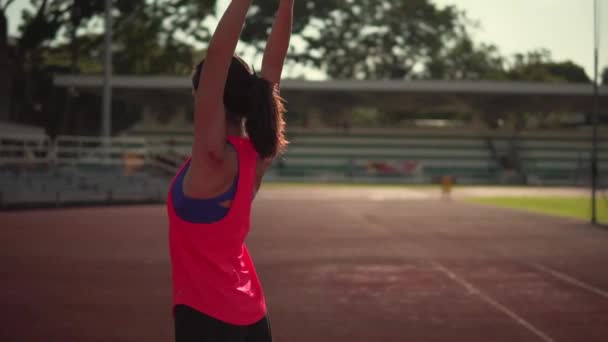 Aasialainen kiinalainen naisurheilija lämpenee hidastettuna
 - Materiaali, video