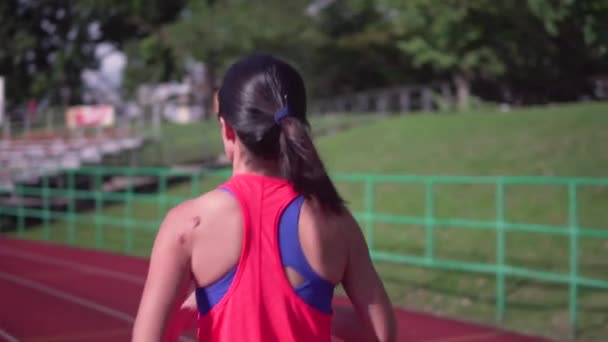 Pohled zezadu na asijských žen běžec v pomalém pohybu - Záběry, video