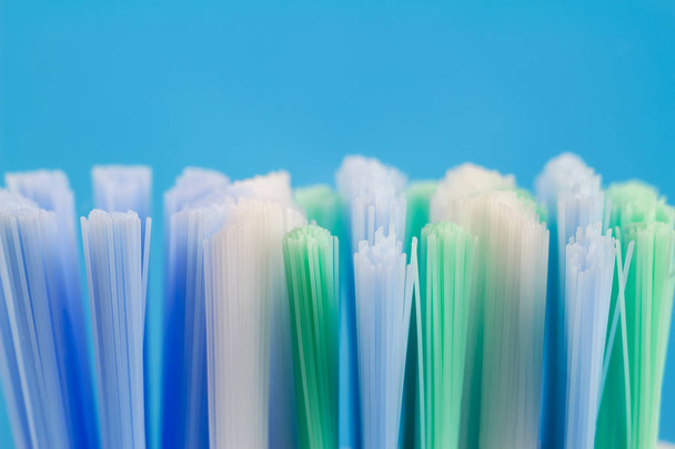 Macro foto de cepillo de dientes aislado sobre fondo azul
. - Foto, Imagen
