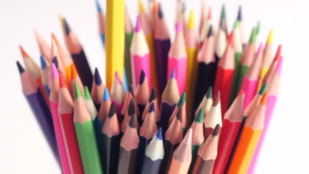 Χέρι παίρνει μολύβια διαφορετικών χρωμάτων - Πλάνα, βίντεο