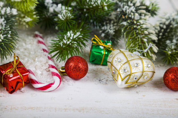 Різдвяні прикраси, подарунки та ялинкові гілки на снігу на w
 - Фото, зображення