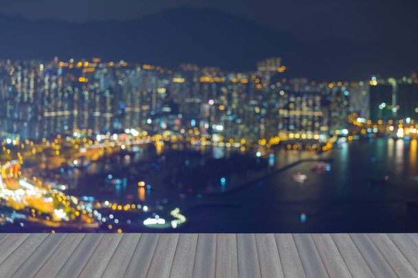 Άνοιγμα ξύλινο πάτωμα, θολωμένη φώτα θέα στο κέντρο της πόλης το βράδυ στην πόλη Χονγκ Κονγκ - Φωτογραφία, εικόνα