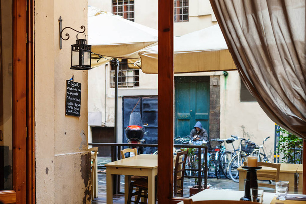 restaurante vacío en temporada de otoño en Florencia
 - Foto, Imagen