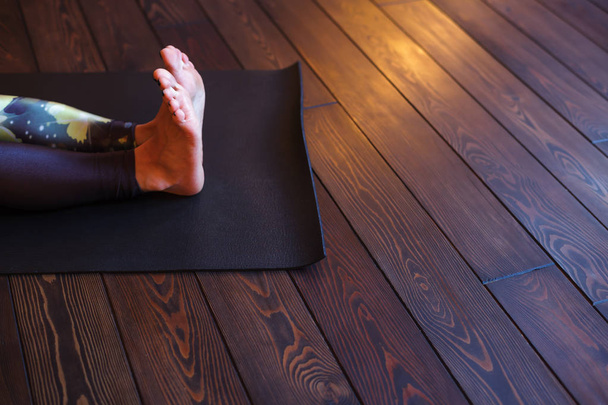 Préparation à la pratique du yoga, faire dandasana. Pose du personnel
 - Photo, image