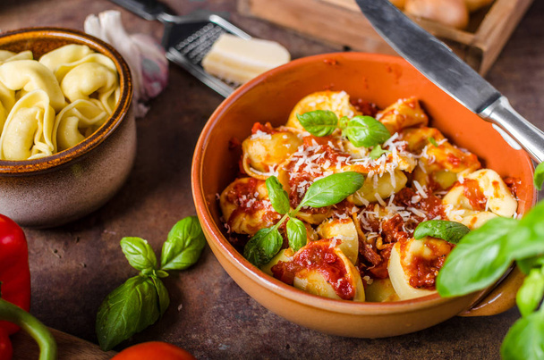Homemade tortellini with tomato sauce - Foto, imagen