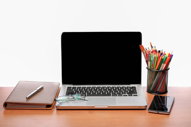 Εργασίας χώρου, Laptop, Σημειωματάριο (Notepad) σε ξύλινη επιφάνεια - Φωτογραφία, εικόνα