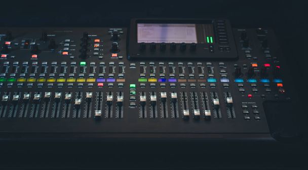Il mixer digitale dello studio
 - Foto, immagini