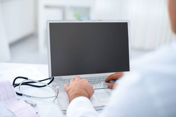 medical doctor with computer - Foto, afbeelding
