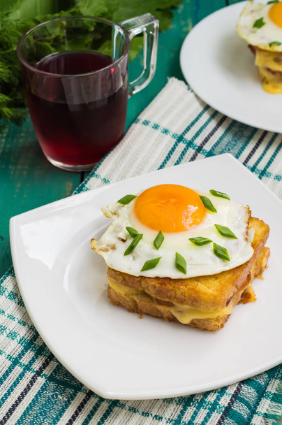 Φετά, ένα γαλλικό σάντουιτς με χόρτα και χυμό μούρο για πρωινό. Ξύλινο τραπέζι. Το Top view. Γκρο πλαν - Φωτογραφία, εικόνα