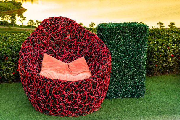 Концепція релаксу - червоний диван на чайній плантації
 - Фото, зображення