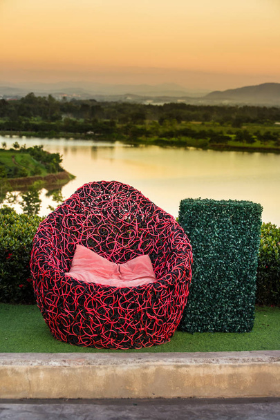 リラックス - 紅茶プランテーションの赤いソファの概念 - 写真・画像