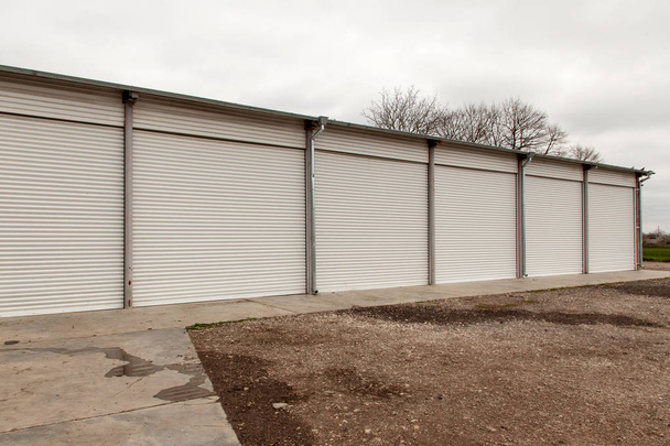 Unidades de almacenamiento con puertas enrollables en zona industrial - Foto, imagen