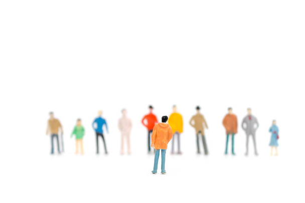 Ομάδα μικροσκοπικών ανθρώπων που στέκεται πάνω σε λευκό φόντο - Φωτογραφία, εικόνα