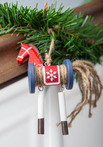 Рождественское украшение из дерева лошади
 - Фото, изображение