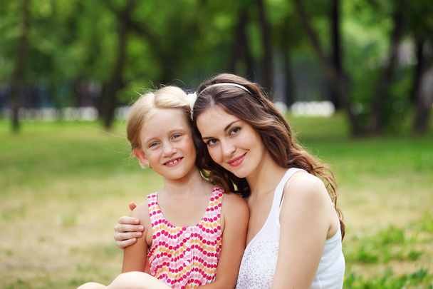 Mother and daughter in the park - 写真・画像